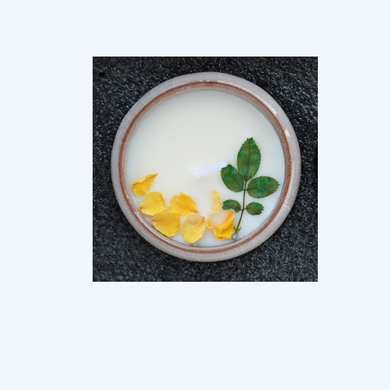 Tasse en céramique avec fleurs séchées et bougies parfumées