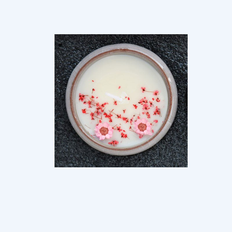 Tasse en céramique avec fleurs séchées et bougies parfumées