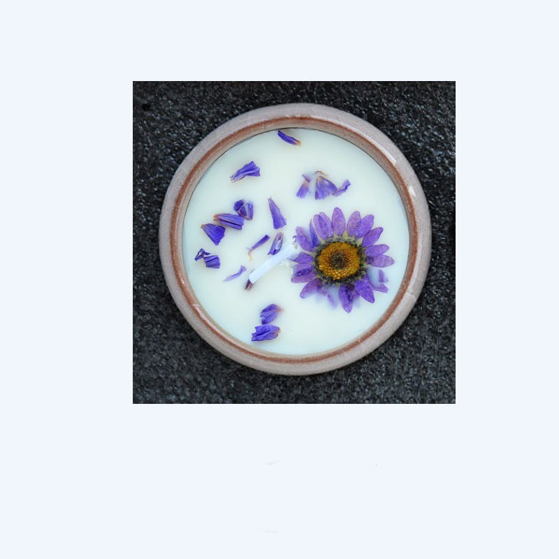 Tasse en céramique avec fleurs séchées et bougies parfumées