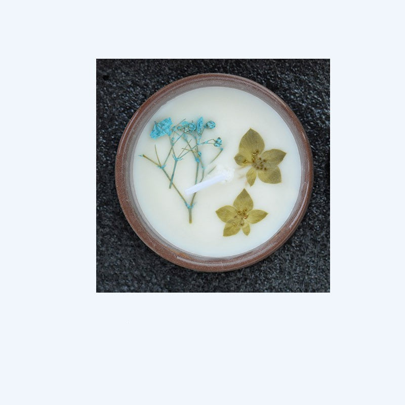 Tasse en céramique avec fleurs séchées et bougies parfumées