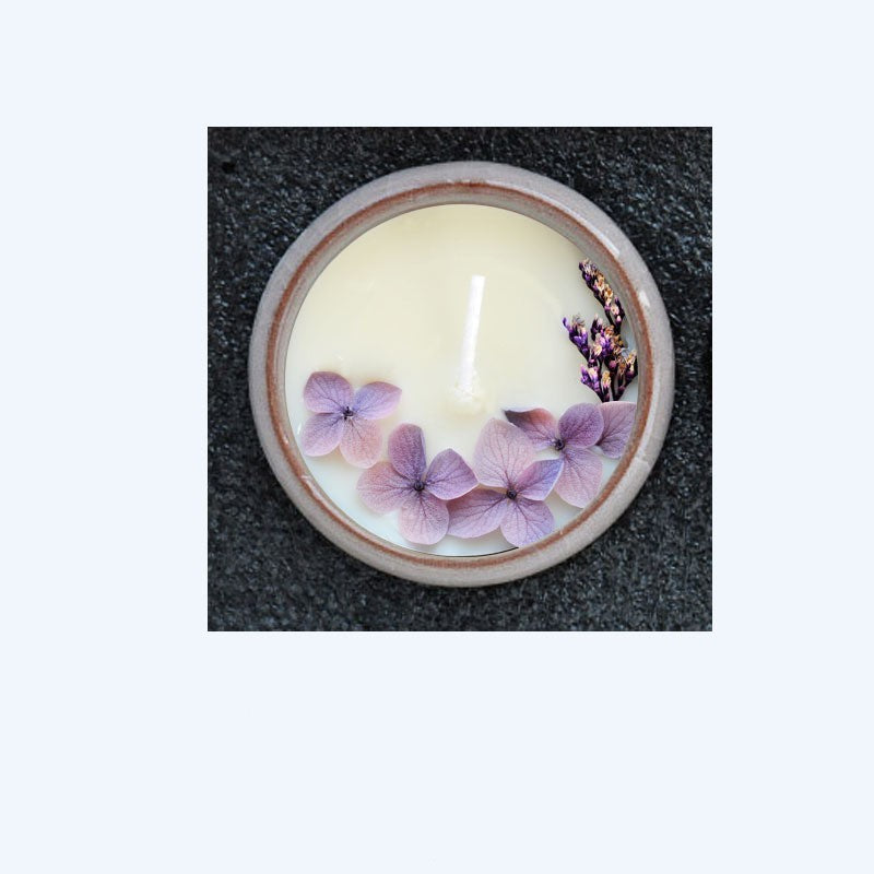 Tasse en céramique avec fleurs séchées et bougies parfumées
