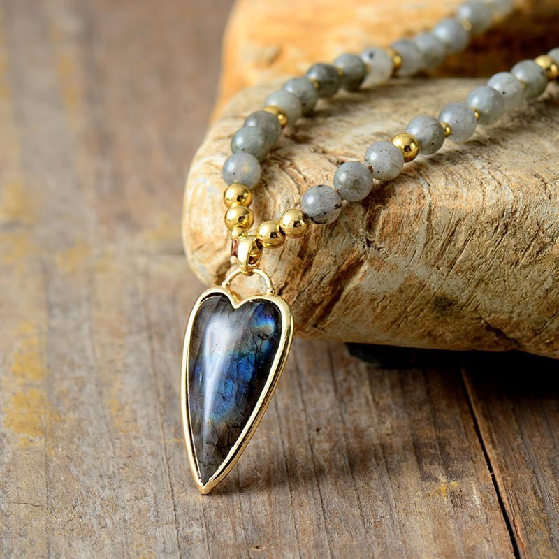 Collier pendentif Love en labradorite de haute qualité