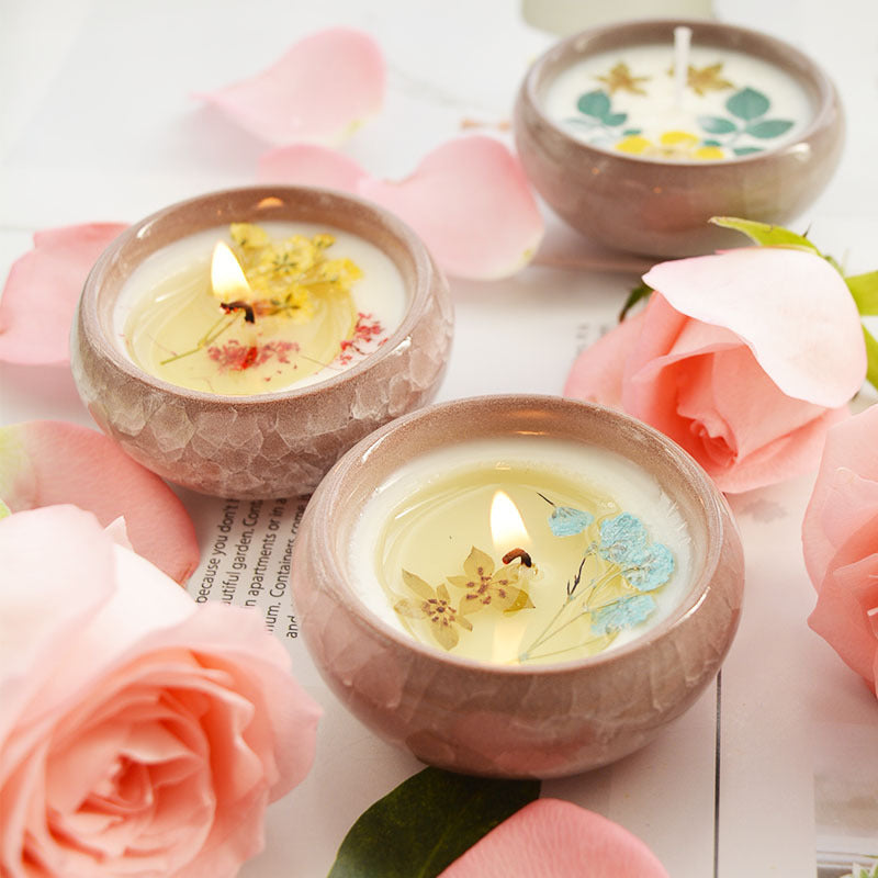 Tasse en céramique avec fleurs séchées et bougies parfumées