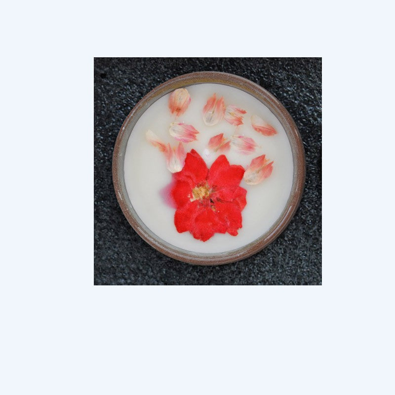 Tasse en céramique avec fleurs séchées et bougies parfumées