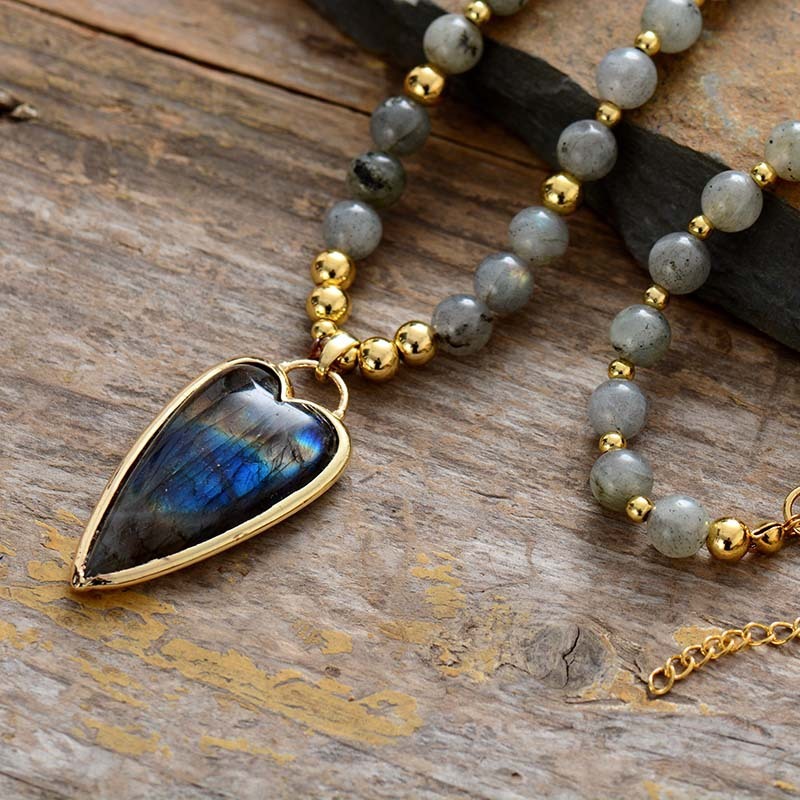 Collier pendentif Love en labradorite de haute qualité