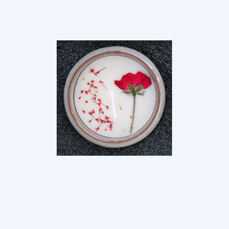 Tasse en céramique avec fleurs séchées et bougies parfumées