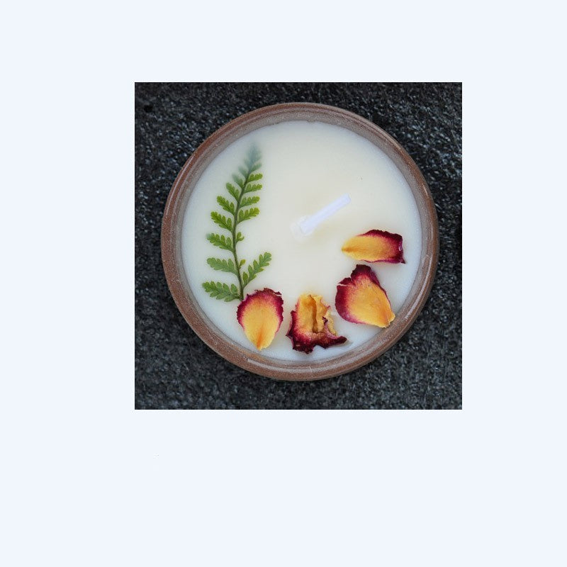 Tasse en céramique avec fleurs séchées et bougies parfumées
