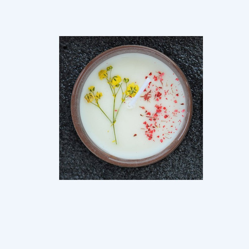 Tasse en céramique avec fleurs séchées et bougies parfumées