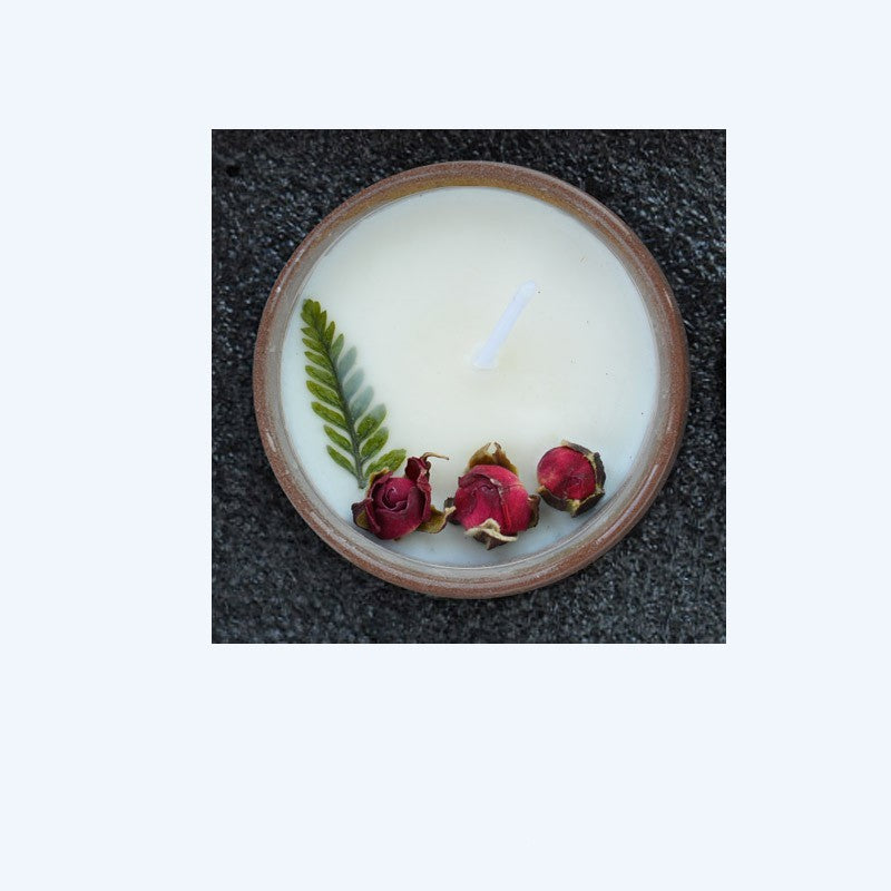 Tasse en céramique avec fleurs séchées et bougies parfumées