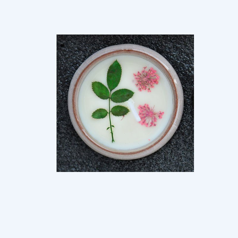 Tasse en céramique avec fleurs séchées et bougies parfumées