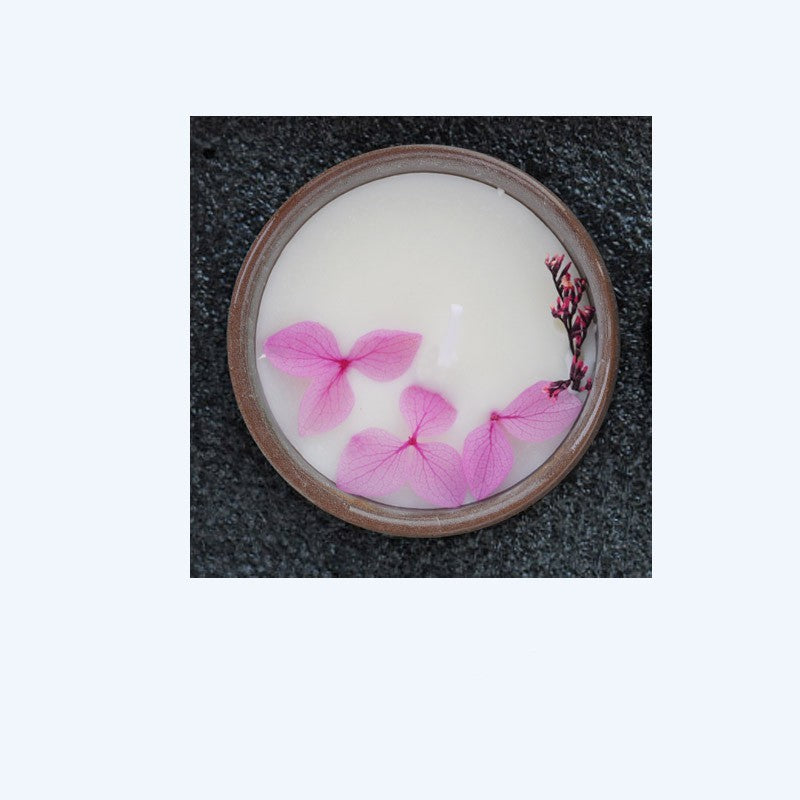 Tasse en céramique avec fleurs séchées et bougies parfumées
