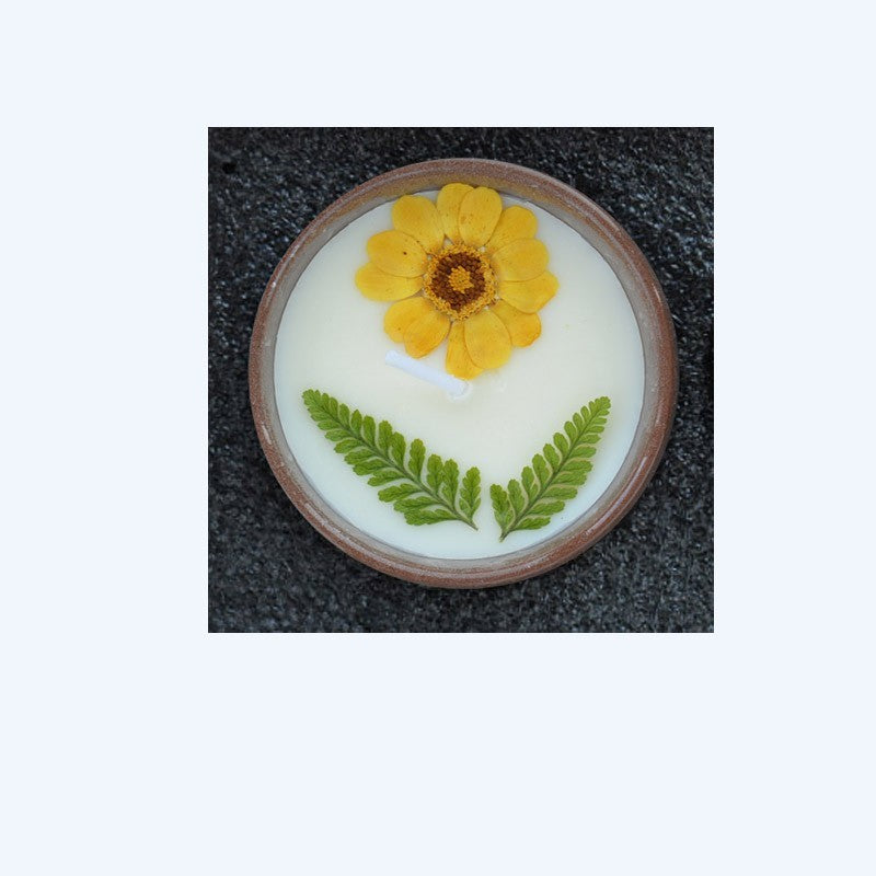 Tasse en céramique avec fleurs séchées et bougies parfumées