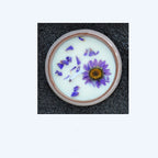 Tasse en céramique avec fleurs séchées et bougies parfumées