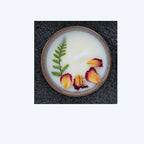 Tasse en céramique avec fleurs séchées et bougies parfumées