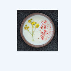 Tasse en céramique avec fleurs séchées et bougies parfumées
