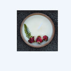 Tasse en céramique avec fleurs séchées et bougies parfumées