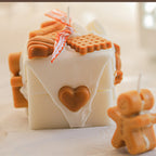 Bougies parfumées de Noël en forme de bonhomme en pain d'épices faites maison