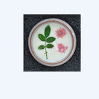 Tasse en céramique avec fleurs séchées et bougies parfumées